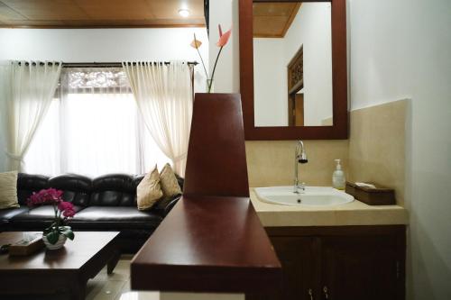 Fotografie z fotogalerie ubytování Brata's 2 Bedrooms Homestay with Private Kitchen v Ubudu