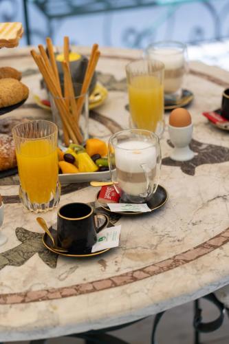 a table with cups and plates of food and drinks at Domus Deorum Deluxe in Naples