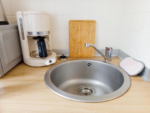 - un comptoir de cuisine avec évier et cafetière dans l'établissement Le magnifique en plein centre historique, au Mans