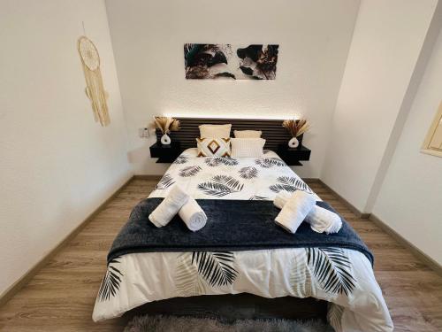 a bedroom with a bed with towels on it at El Rincón de San Miguel in Zaragoza