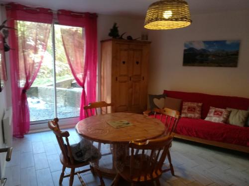 un salon avec une table et un canapé dans l'établissement Appartement aux Angles, aux Angles