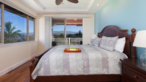 una camera da letto con un letto con vista sull'oceano di TRANQUILITY VILLA Tranquil 2BR Kulalani Villa with Private Beach Club a Waikoloa