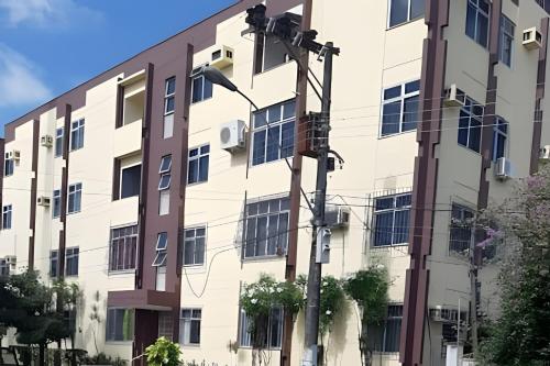 an apartment building with a street light at Aconchego e Conforto Salinópolis in Salinópolis