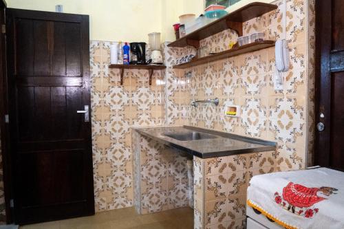 a kitchen with a sink and a counter top at Aconchego e Conforto Salinópolis in Salinópolis