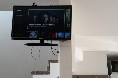 a flat screen tv hanging on a wall at Casa en fraccionamiento con seguridad y 2 casas club con alberca se Factura in Santa Gertrudis