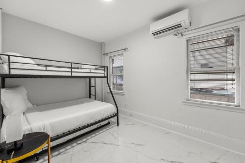 ベイヨンにあるCozy Urban Escape I Near NYCのベッドルーム(二段ベッド1組、窓付)