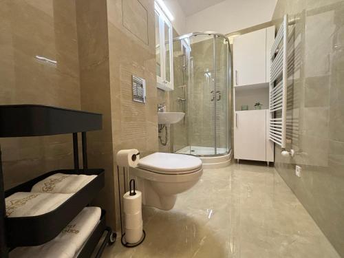Koupelna v ubytování Tost Palace - centrum apartment with private parking