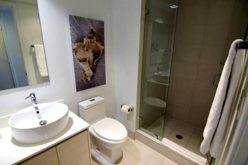 Un baño con inodoro, lavabo y ducha. en BeachWalk Studio Apartment 2 beds, amazing views, en Hallandale Beach