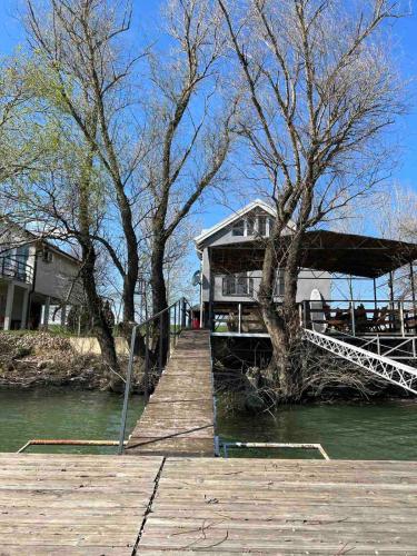 a house on a dock next to the water at River House Zizi in Belgrade