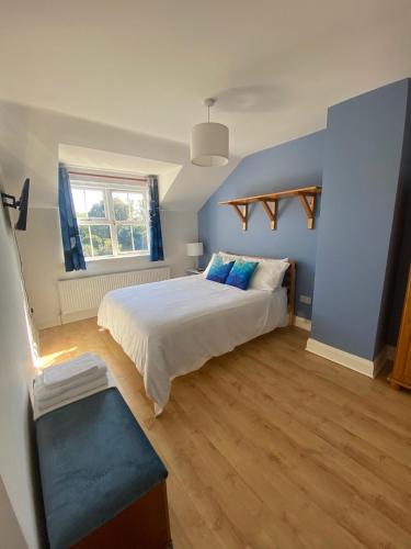 a bedroom with a bed and a blue wall at Cozy 2 bedroom townhome in Donegal