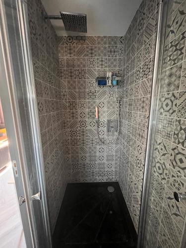 a small bathroom with a shower with a toilet at Willemsbrug Vista in Schiedam