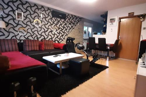 Kuća,dvorište,parking!