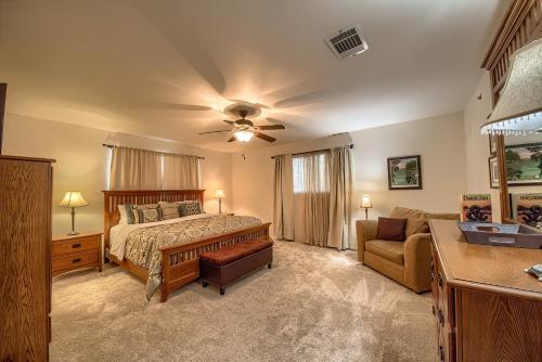 1 dormitorio con 1 cama con ventilador de techo y sofá en WW H202 Mather Street Retreat, en New Braunfels