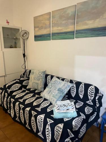 un sofá con almohadas en la sala de estar en Paradiso blu Riva Trigoso, en Riva Trigoso