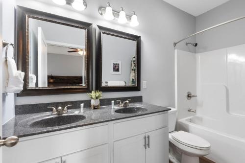 Koupelna v ubytování Arcade, Hot Tub, Deck Area, Free Tickets, Bright Upgraded Decor-Ledgestone Golf OnSite!