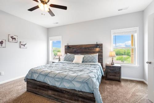 Postel nebo postele na pokoji v ubytování Arcade, Hot Tub, Deck Area, Free Tickets, Bright Upgraded Decor-Ledgestone Golf OnSite!