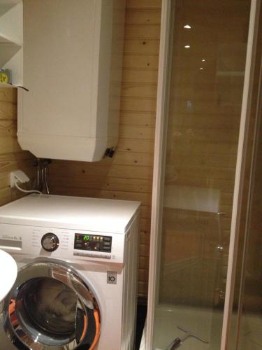 una lavatrice e un'asciugatrice in una piccola stanza di Kaamasmukka 77 a Koikkiniva