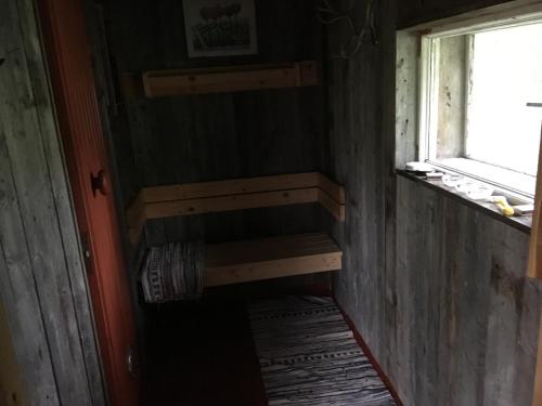 una stanza vuota con finestra e parete in legno di Kaamasmukka 77 a Koikkiniva