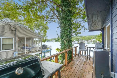 Balkón nebo terasa v ubytování Dock with Deck and Waterslide Lake of the Ozarks Gem!
