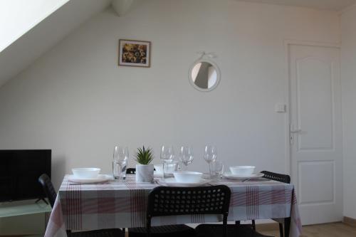 - une table à manger avec un tissu de table dans l'établissement L'Opale, appartement 7, à Berck-sur-Mer