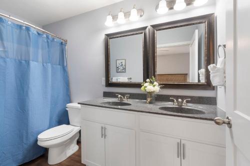 Phòng tắm tại Hot Tub, Golf Course On Site, Arcade, Pvt Deck- HighEnd Decor! Bright Floorplan