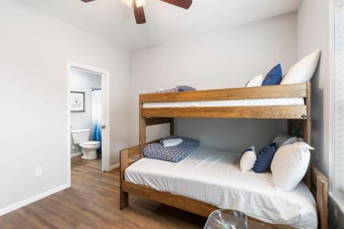 Giường trong phòng chung tại Hot Tub, Golf Course On Site, Arcade, Pvt Deck- HighEnd Decor! Bright Floorplan