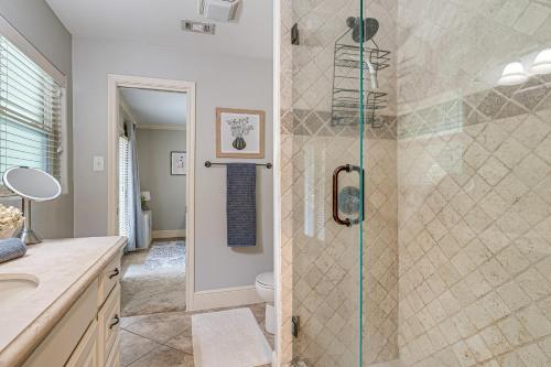 Ένα μπάνιο στο Walk to Texas AandM College Station Home with Yard!