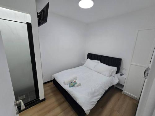 a small bedroom with a bed with white sheets at Ryo 39 דירת נופש מושלמת מרחק 5 דקות מחוף הים in Bat Yam