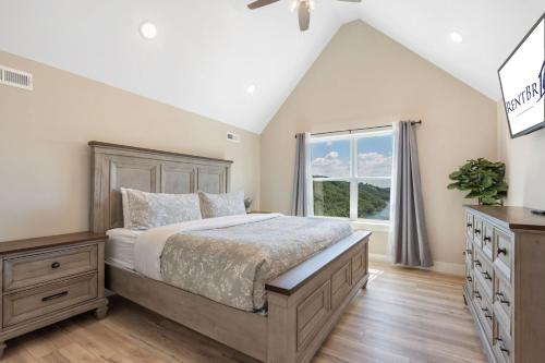 Кровать или кровати в номере Pvt Hot Tub, Cmty Amenities, Indoor & Outdoor Pools, Table Rock Views, Free Tickets
