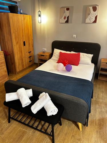 Un dormitorio con una cama con toallas. en NEW COZY home ATHENS heart KYPSELI !, en Atenas