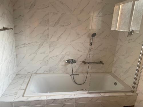 Ένα μπάνιο στο Sunrise Cottage Golfview Lodge