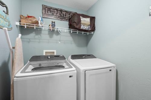 a small laundry room with a washer and dryer at Finns and Family in Branson