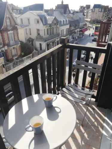 Photo de la galerie de l'établissement Apartment F2 47 m2, avec parking plein centre de DEAUVILLE, à Deauville