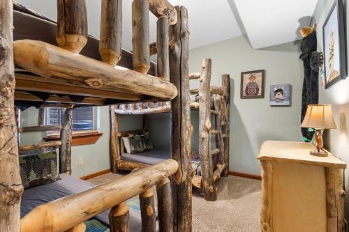 a room with two bunk beds and a table at Grin Inn Bear It in Branson