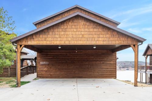 a large wooden garage with a pitched roof at Grin Inn Bear It in Branson