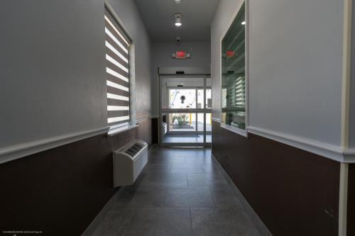 a hallway of a building with a door and a hallway sidx sidx sidx at Texas Bungalows Hotel and Hotel Que at i35 Austin Pflugerville in Pflugerville