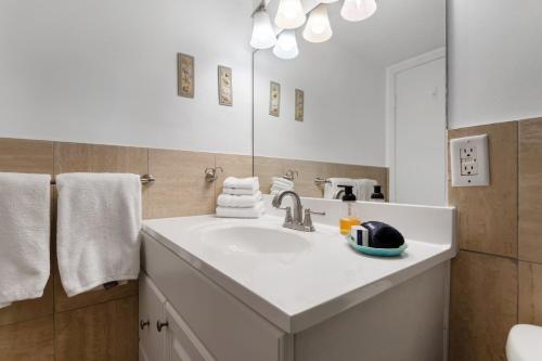 un bagno con lavandino e specchio di Spacious 3BR Beachfront Condo with Balcony & Parking a Satellite Beach