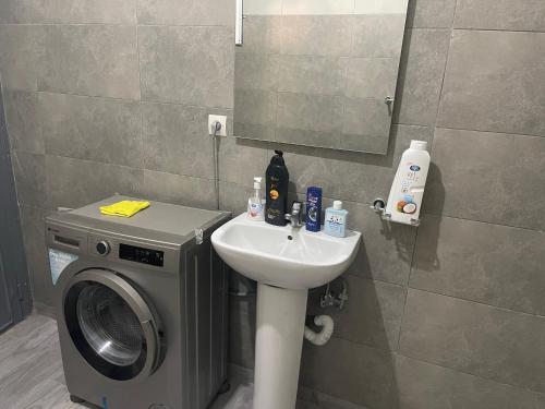 Un baño con lavabo y lavadora. en Darna tangier, en Tánger