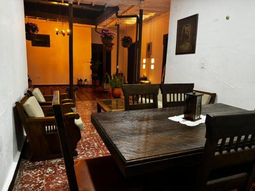 a dining room with a wooden table and chairs at Vivienda turística Casa Rionegro Colonial in Rionegro