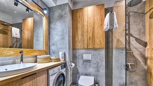 Koupelna v ubytování Apartament 102 Orlik z Prywatną Sauną i Widokiem na Śnieżkę - 5D Apartments