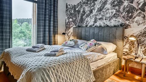 Postel nebo postele na pokoji v ubytování Apartament 102 Orlik z Prywatną Sauną i Widokiem na Śnieżkę - 5D Apartments