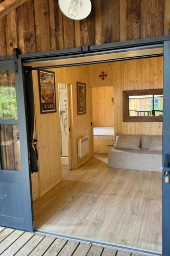 Cette grande chambre comprend une chambre et un lit. dans l'établissement Cabane en bois pour 5 personnes avec espace extérieur privatif et climatisation, à Clermont-lʼHérault
