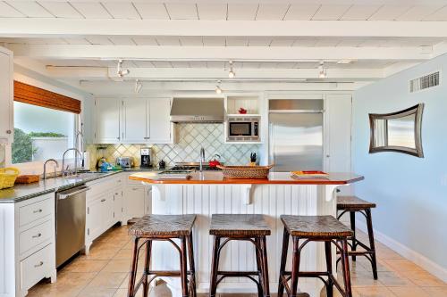Cuisine ou kitchenette dans l'établissement Tommy Bahama Beach Rd I