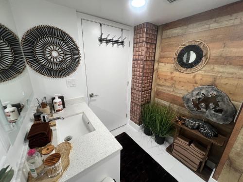 Фотография из галереи MIAMI WOOD APART HOTEL NEW 2024 - PRIVATE TERRACE - free GARAGE - Beach 5 min в Голливуде