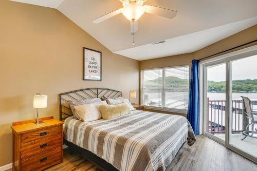 Postel nebo postele na pokoji v ubytování Lake It Easy Waterfront Ozarks Condo with Balcony!