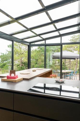 une cuisine avec une grande fenêtre et une table dans l'établissement Villa Denise, à Bidart