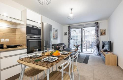 Il dispose d'une cuisine et d'un salon avec une table et des fruits. dans l'établissement Appartement nice, à Nice
