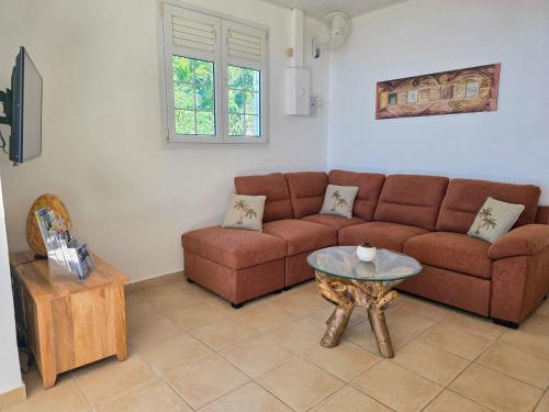 a living room with a couch and a table at Ti Kay Paradi T3 - Les pieds dans l'eau in Saint-Pierre