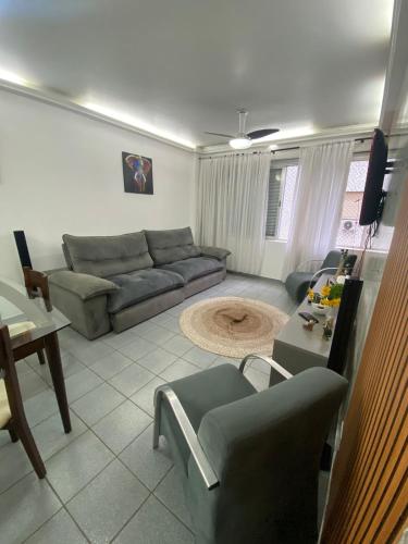 una sala de estar con un sofá y una mesa en Apt 72, en Santos
