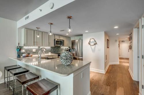 マートルビーチにあるLuxury Oceanfront 3 Bedroom at Sandy Beachのシンクとカウンタートップのあるキッチン